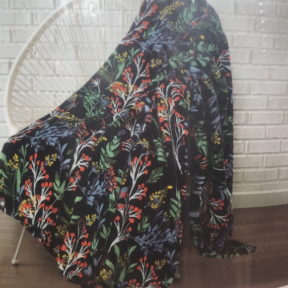Monte & Jardin Ultra plush throw 60 X 70 Black Floral - Picture 2 of 4